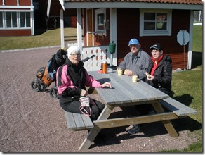 Niohålsfika i solen. Fv. Lisa Bergkvist, Yngve och Vivi Gävert