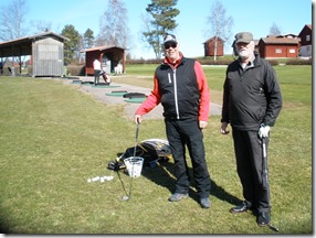 Rolf Esters och Rune Fransén värmer upp på rangen.