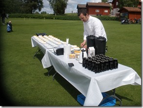 Håkan dukar för midsommarfika