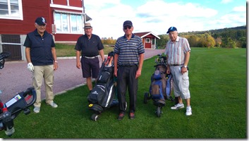 Ledarbollen Hans Grönberg, Yngve Gävert, Clifford Persson och Åke Flodström på 9-hålsfika