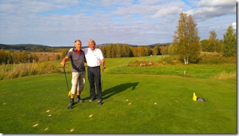 Leif Benjaminsson och Mats Åhlberg beundrar utsikten från tee på hål 15.