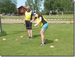 Emma Skyllberg visade pappa Roger hur äventyrsgolf ska spelas.