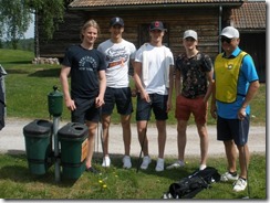 Ett gäng hockeyjuniorer från Stockholm provade på golf under ledning av Tomas Jansson