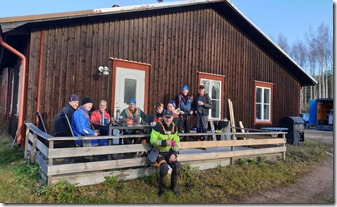 Röjgubbarna tar fikapaus vid maskinhallen.